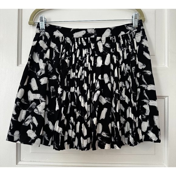 Banana Republic Pleated Mini Skirt Size 4 - Picture 3 of 7